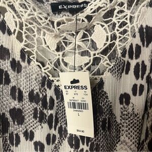 Embroidered V-Neck Express Cami - size L